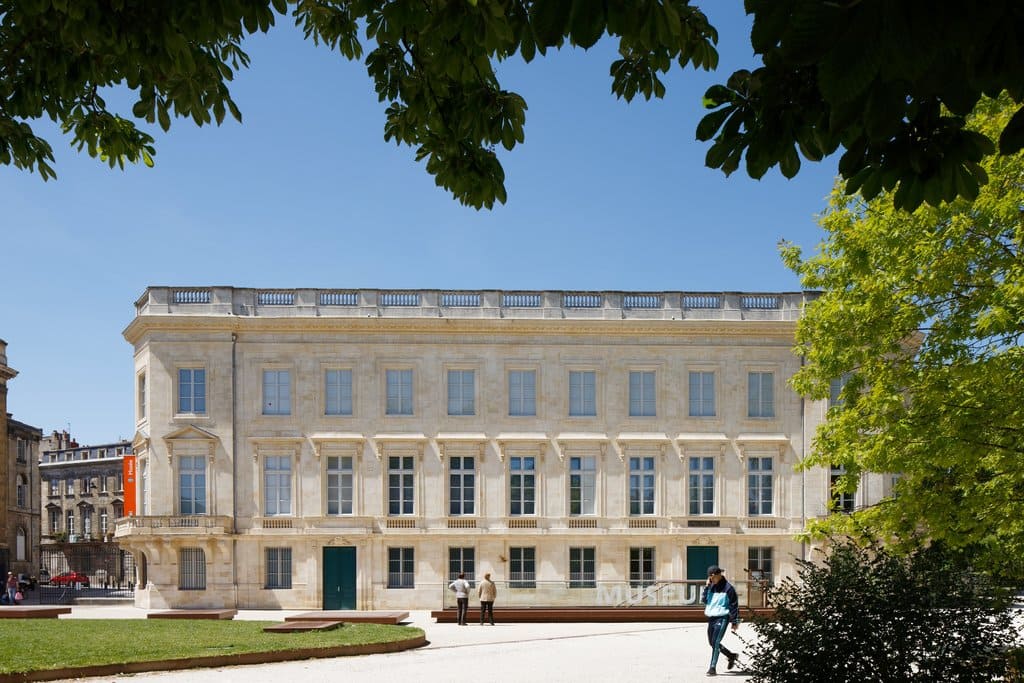 The construction work of renovation and extension took three buildings whose the Hôtel of Lisleferme which welcome collections presented to the public. The old museum of natural history of Bordeaux is now named Museum of Bordeaux – science and nature.