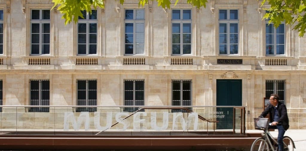La façade de l'Hôtel de Lisleferme qui abrite les collections du Muséum d'histoire naturelle de Bordeaux - sciences et nature. Ce musée de Bordeaux se situe dans le Jardin public. 